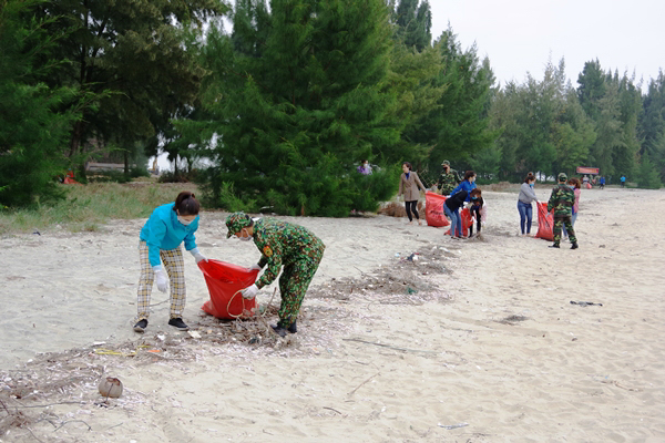 Đoàn thanh niên phường Trà Cổ (TP Móng Cái) và Đồn Biên phòng Trà Cổ phối hợp ra quân thu gom rác thải, làm sạch bờ biển tại địa phương.