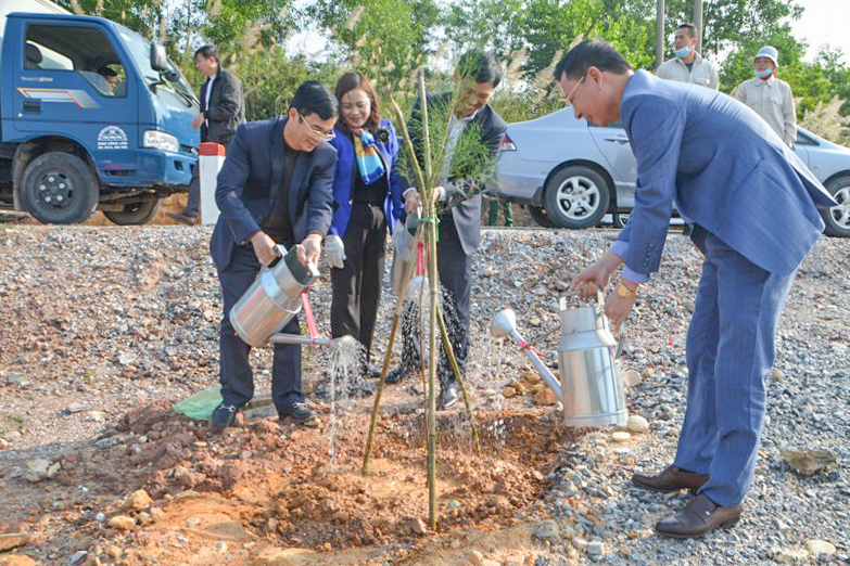 Lãnh đạo TP Móng Cái tham gia Tết trồng cây Xuân Canh Tý, tháng 1/ 2020. Ảnh: Thu Hằng (Trung tâm TT-VH Móng Cái).