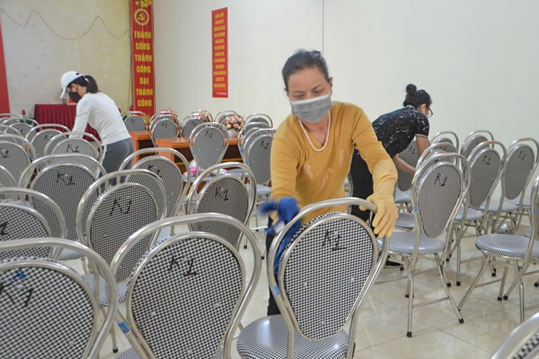 Cán bộ, nhân dân khu phố 1, phường Hòa Lạc (TP Móng Cái) lau dọn, sát khuẩn trong nhà văn hóa khu để phòng dịch Covid-19. Ảnh Thu Hằng (Trung tâm TT-VH Móng Cái)