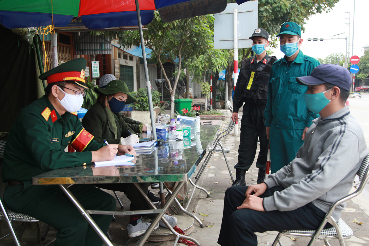 Các lực lượng TP Uông Bí đang làm nhiệm vụ khai báo y tế tại các chốt kiểm soát người và phương tiện qua lại địa bàn TP.