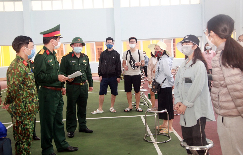 Trực tiếp đồng chí Chính ủy Bộ CHQS tỉnh chỉ đạo công tác quản lý tiếp nhận công dân thực hiện cách ly tại Trung đoàn 244.