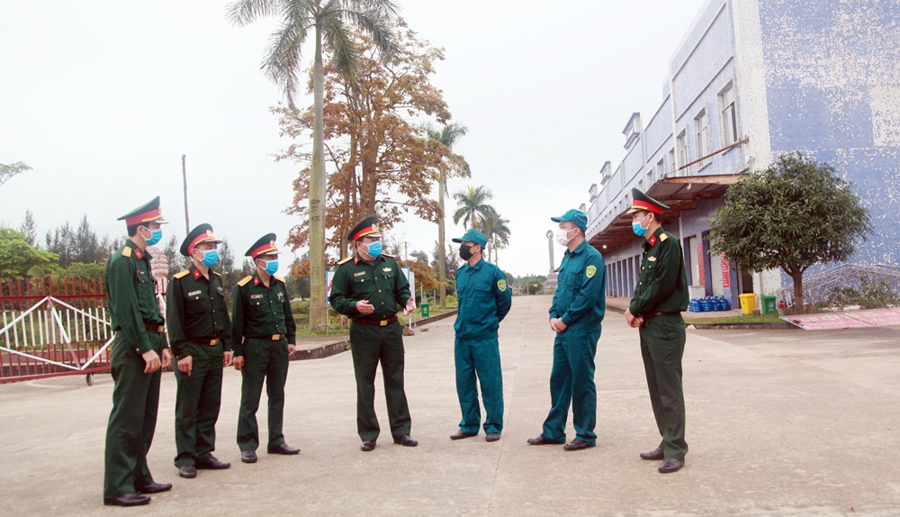 Lãnh đạo Ban CHQS TP Móng Cái động viên lực lượng dân quân đang làm nhiệm vụ bảo vệ 24//24h tại Công ty TNHH Center Way (nơi các công dân đang thực hiện cách ly). 