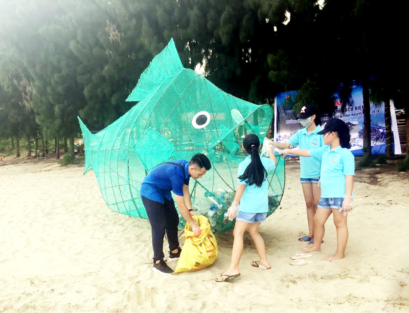 ĐVTN và các em nhỏ trên địa bàn xã Cái Chiên, huyện Hải Hà, bỏ rác thải nhựa vào cá.