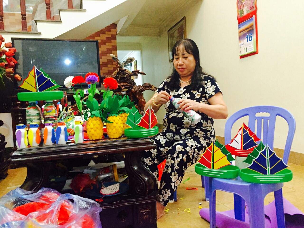 Phụ nữ phường Hà Trung (TP Hạ Long) đang thực hiện tái chế rác thải nhựa tại gia đình
