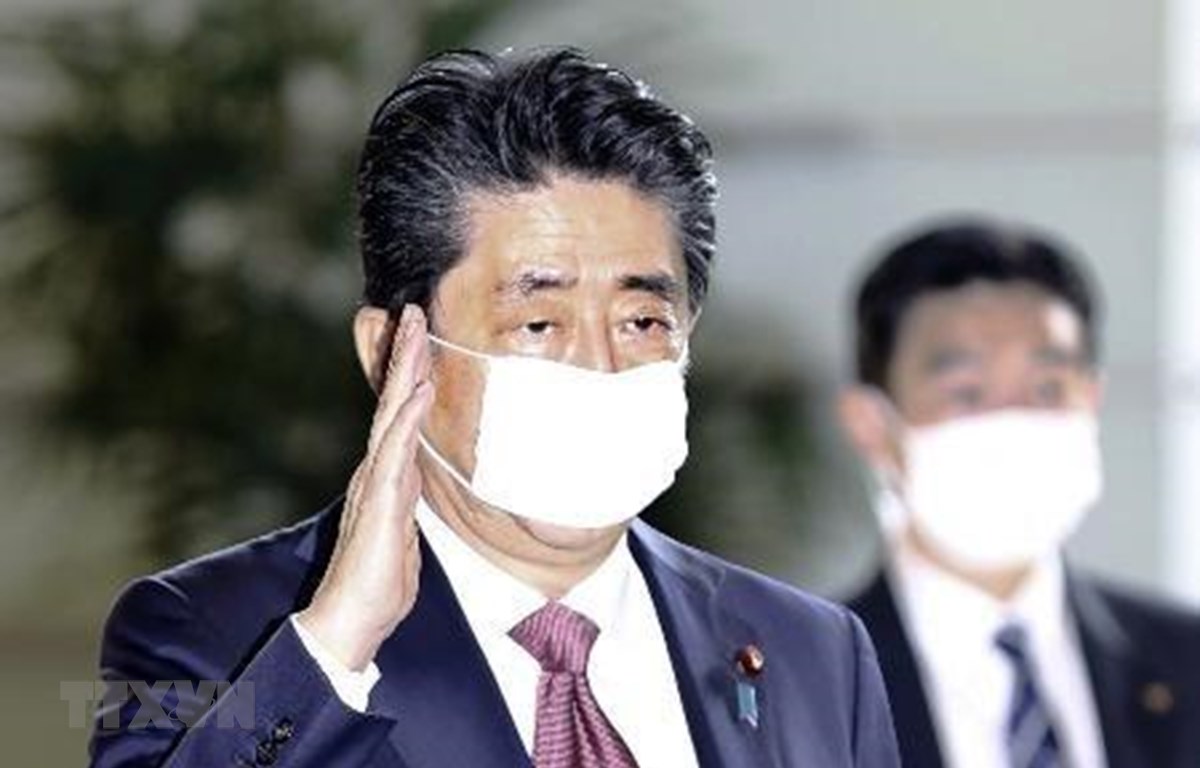 Thủ tướng Nhật Bản Shinzo Abe tham dự cuộc họp nội các ở Tokyo, Nhật Bản, ngày 3/4/2020. (Ảnh: Kyodo/TTXVN)