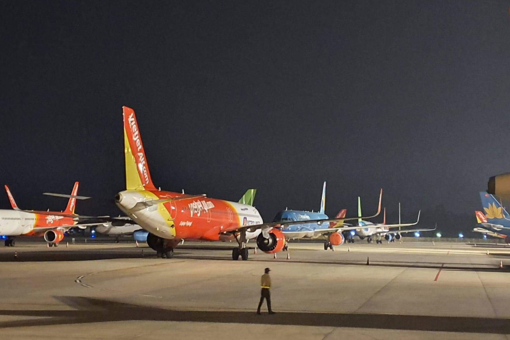 Máy bay nằm la liệt tại sân đỗ sân bay Nội Bài.
