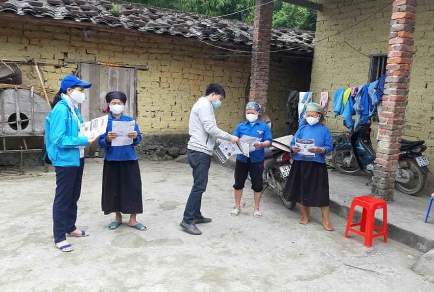 Huyện Đoàn Bình Liêu tuyên truyền, phát tờ rơi hướng dẫn các biện pháp phòng, chống dịch cho bà con nhân dân thôn Ngàn Vàng (xã Đồng Tâm)