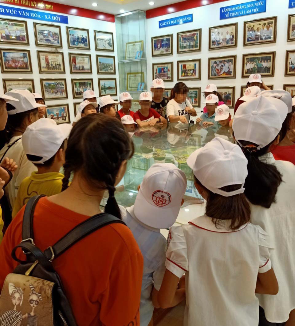 Thành viên CLB Thân thiện thăm nhà truyền thống TP Uông Bí 