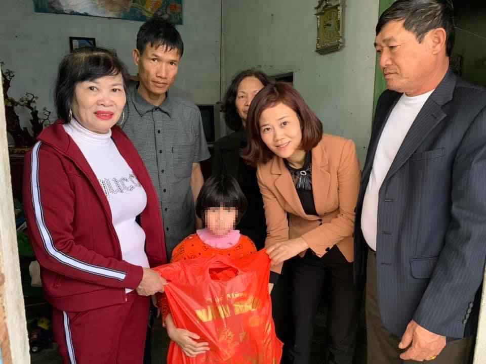 Ban Chủ nhiệm CLB Thân thiện, phường Trưng Vương, TP Uông Bí, đến thăm và tặng quà gia đình em Nguyễn Thị T. (phường Trưng Vương)