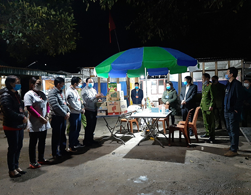 Các đồng chí lãnh đạo huyện Vân Đồn tặng quà cho chốt kiểm soát dịch tại xã Vạn Yên.