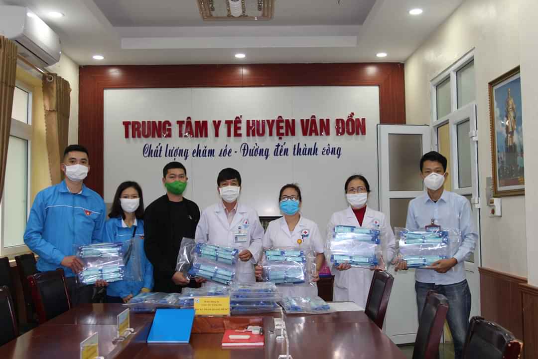 Công ty nội thất Đồng Tâm (Vân Đồn) và Đoàn thanh niên thị trấn Cái Rồng đã trao tặng thiết bị y tế chuyên dụng cho cán bộ của Trung tâm Y tế huyện Vân Đồn.