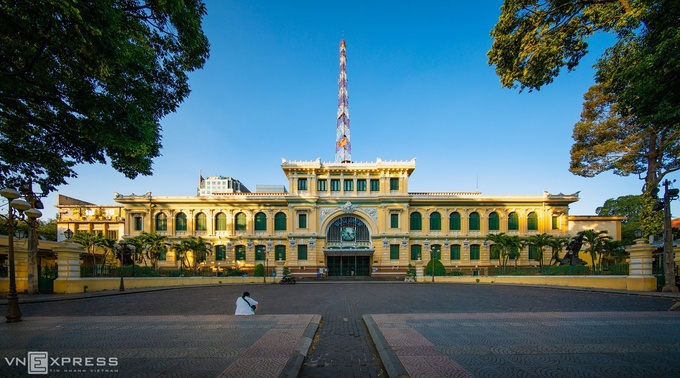 Bưu điện Trung tâm Sài Gòn vắng lặng vào sáng ngày 3/4. Nơi này vốn là điểm đến thu hút rất đông du khách mỗi ngày, đặc biệt là khách quốc tế lúc chưa có Covid-19. Đây là một trong những công trình kiến trúc tiêu biểu, được xây dựng trong khoảng năm 1886 - 1891, tọa lạc tại số 2, Công trường Công xã Paris, kế bên Nhà thờ Đức Bà, quận 1.