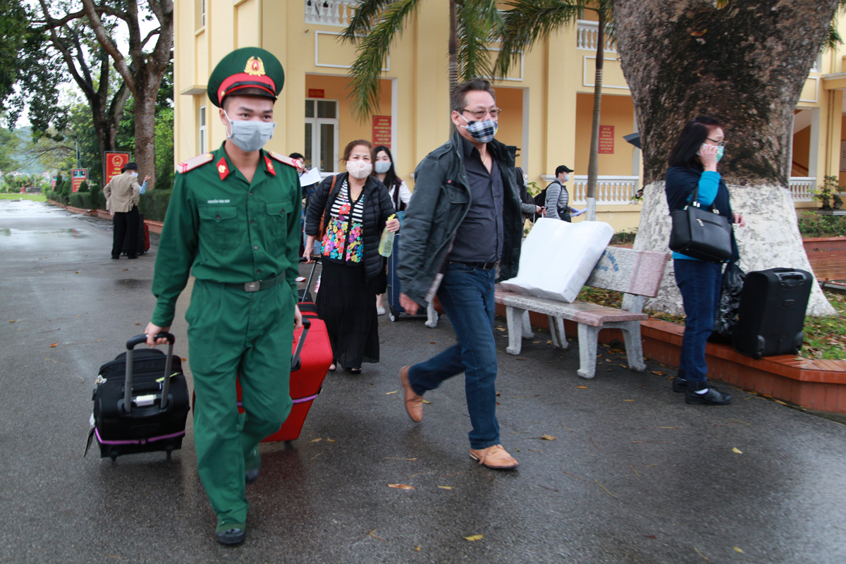 Cán bộ, chiến sĩ Bộ CHQS tỉnh vận chuyển hành lý giúp công dân  lên phương tiện ô tô về với gia đình.