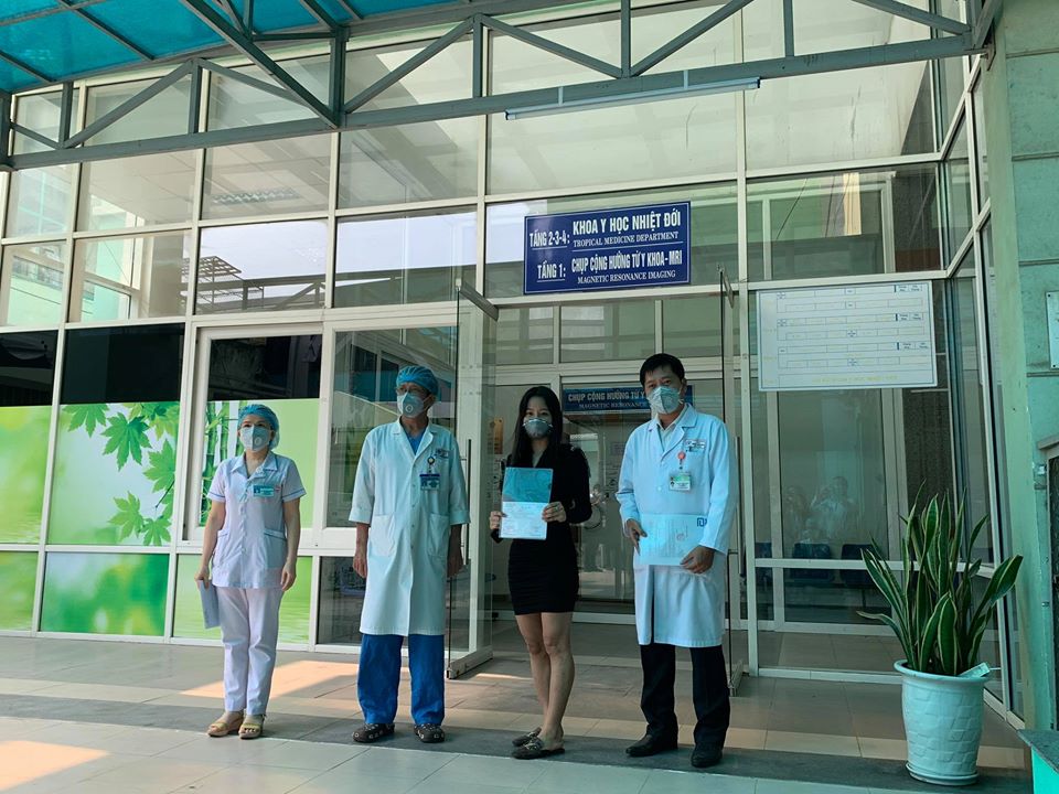 Nữ bệnh nhân điều trị tại Bệnh viện Đà Nẵng trong ngày được công bố khỏi bệnh. Ảnh: SKĐS
