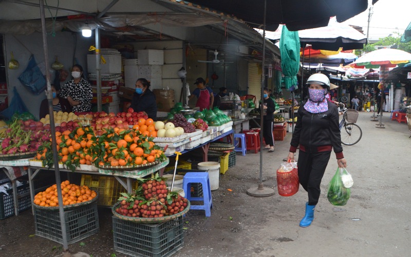 Người dân Móng Cái đi chợ 1 lần dùng cho nhiều ngày để hạn chế đi lại.