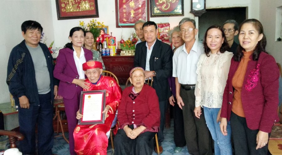 Bà Nguyễn Thị Hy (thứ 2 bên trái) cùng cán bộ Hội NCT phường Quang Hanh thăm, mừng thọ ông Phạm Văn Trần 100 tuổi, ở Khu phố 4b, phường Quang Hanh (TP Cẩm Phả) dịp Tết Canh tý 2020.
