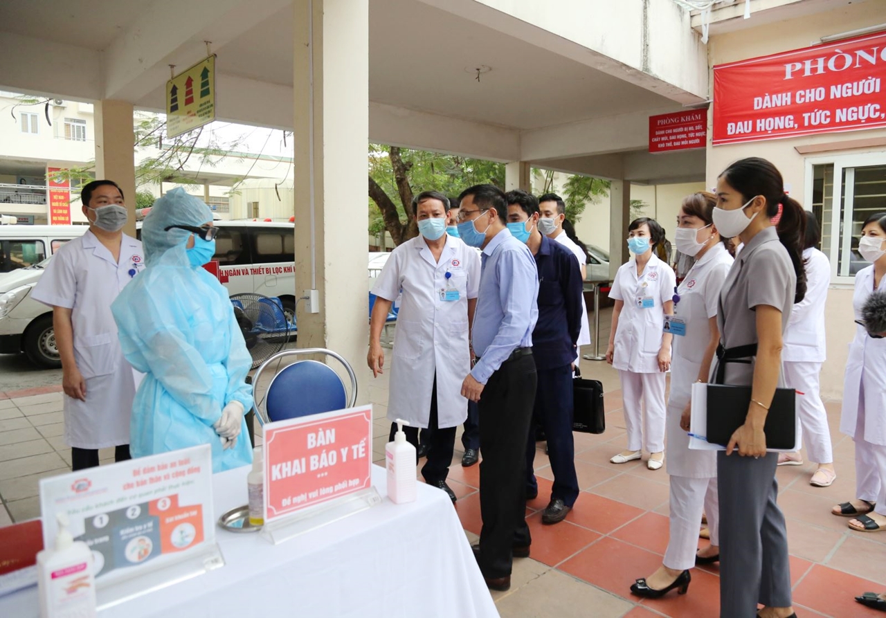Đoàn công tác Sở Y tế kiểm tra công tác phòng chống dịch tại Bệnh viện Đa khoa tỉnh.