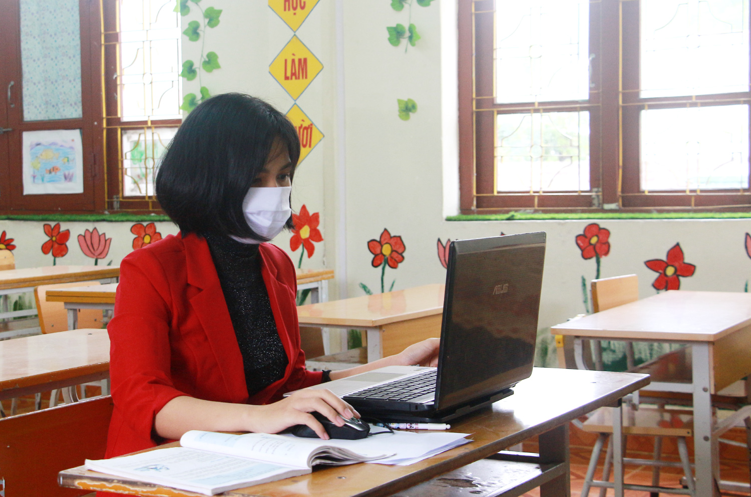 Cô giáo Vũ Thu Thủy, Trường Tiểu học Thị trấn Cái Rồng (Vân Đồn) dạy học trực tuyến cho học sinh lớp 5.