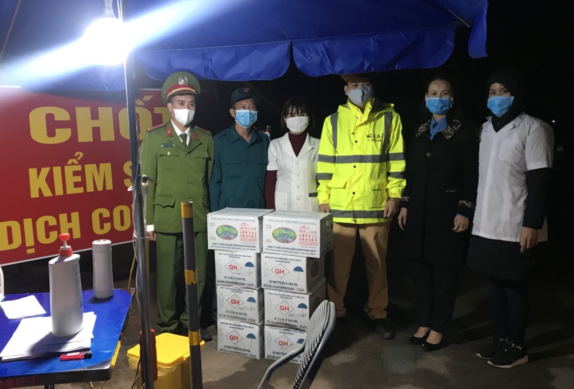 LĐLĐ tỉnh và LĐLĐ huyện Vân Đồn thăm tặng quà tại chốt kiểm soát dịch Cầu 2 - Vân Đồn.