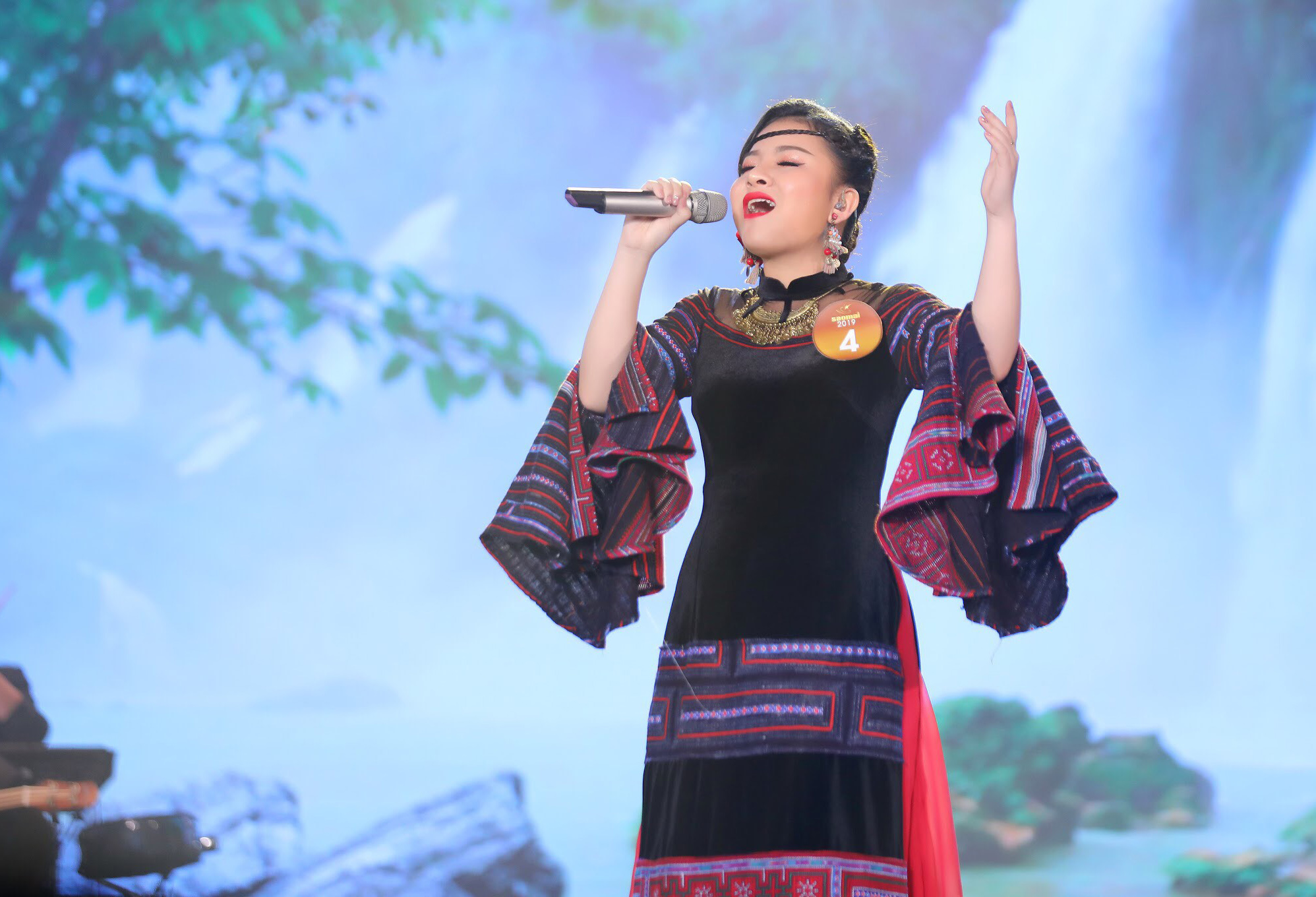 Nguyễn Vũ Hà Giang hát tại Sao Mai 2019 tổ chức tại TP Hạ Long.