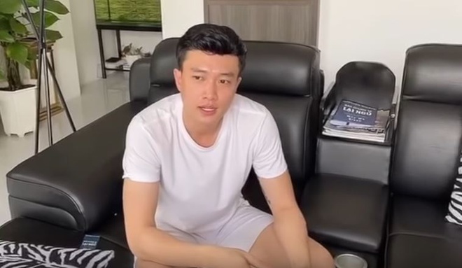 Quốc Trường đọc sách, ăn sáng tại nhà riêng.