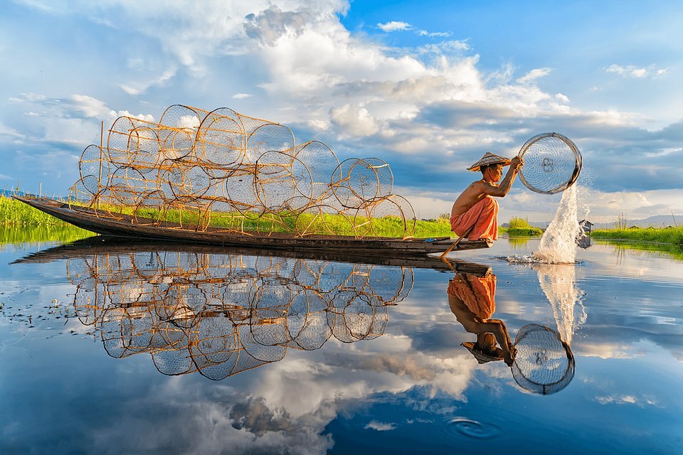Đây là ảnh “Đánh cá” cũng của Cao Kỳ Nhân chụp ở hồ Inle, Myanmar. Tác giả chia sẻ về bối cảnh chụp: “Sau một trận mưa chiều, người đàn ông kéo thuyền và lưới ra hồ bắt cá. Hình ảnh phản chiếu trên mặt hồ thực sự ấn tượng”.