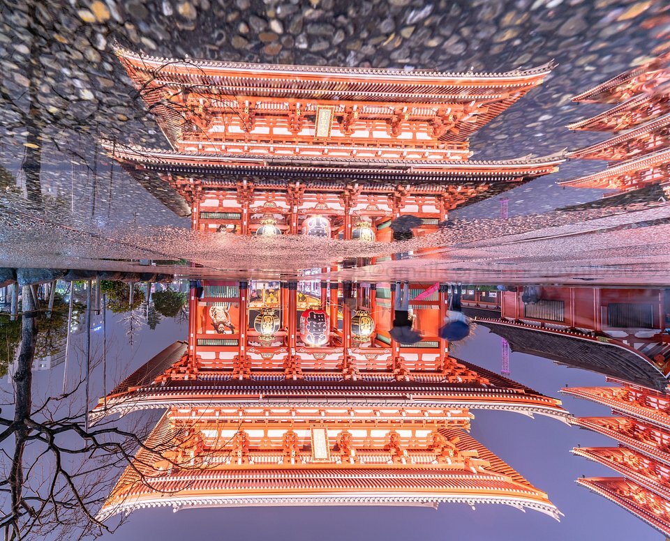 Ảnh “Nước mưa” của Nguyễn Bảo Ngọc chụp khi ghé thăm chùa Sensoji trong một ngày mưa ở Tokyo, Nhật Bản.