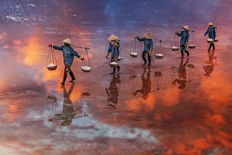 Bức ảnh hoàng hôn trên đồng muối của  nhiếp ảnh gia Tuấn Ngọc được chụp ở Ninh Diêm, Ninh Hòa, Khánh Hòa.