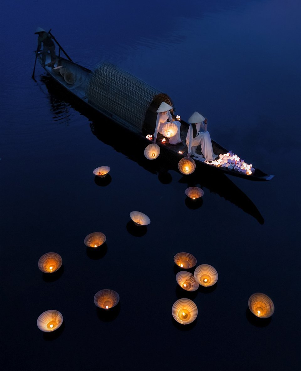 “Nguyện cầu trên sông” của Thanh Toàn chụp tại Huế. Tác giả chia sẻ: “Vào mùa Trung Thu – một dịp lễ lâu đời của người Việt, mọi người thường gửi những mong ước cho thần thánh, cho người đã khuất bằng cách thả đèn hoa đăng trên sông”.