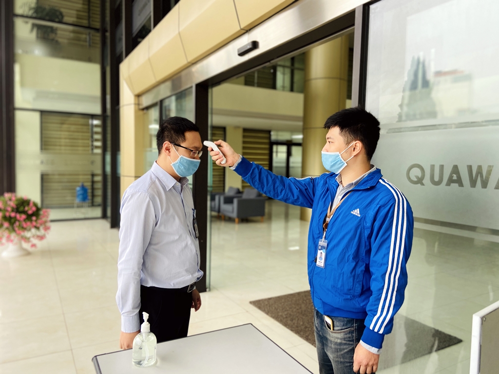 Công ty CP Nước sạch Quảng Ninh duy trì việc kiểm tra thân nhiệt 2 lần/ngày đối với tất cả người lao động và khách hàng khi đến Công ty.