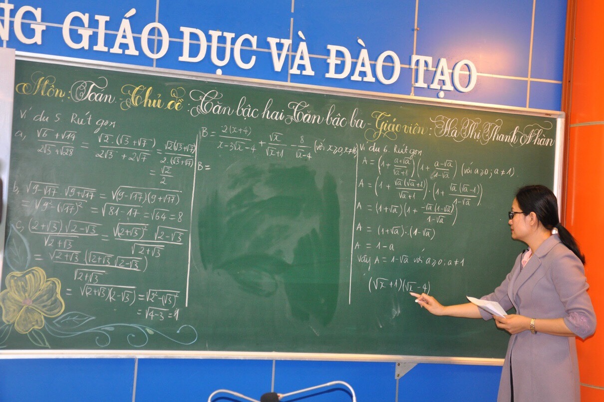 Cô giáo Hà Thị Thanh Nhàn,Trường THCS Mạo Khê I hướng dẫn ôn tập trực tuyến chuyên đề căn bậc hai, căn bậc ba tại Phòng GD& ĐT thị xã.
