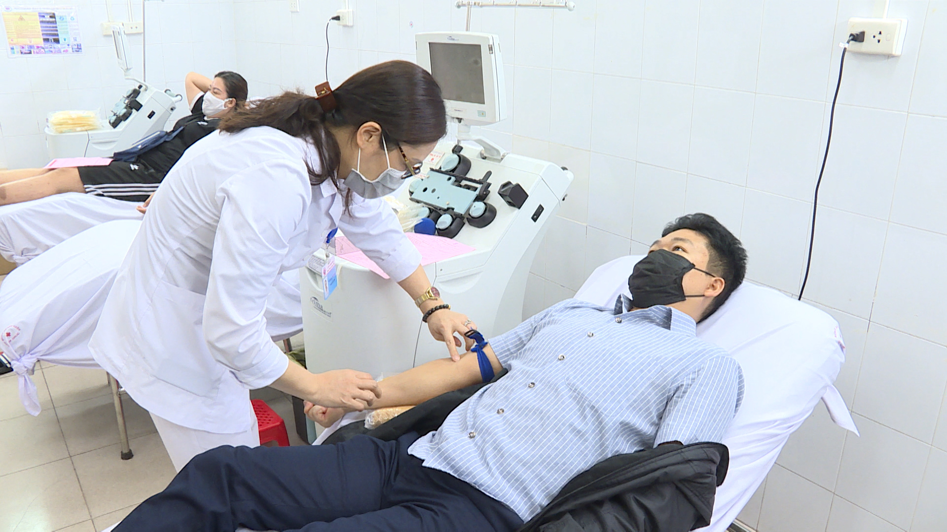 Tình nguyện viên tham gia hiến máu tại Bệnh viện Đa khoa tỉnh
