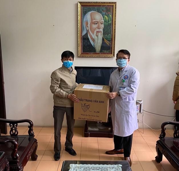 Công ty TNHH thiết bị y tế Minh Nhân, Hà Nội trao tặng khẩu trang y tế cho Trung tâm Y tế huyện Tiên Yên