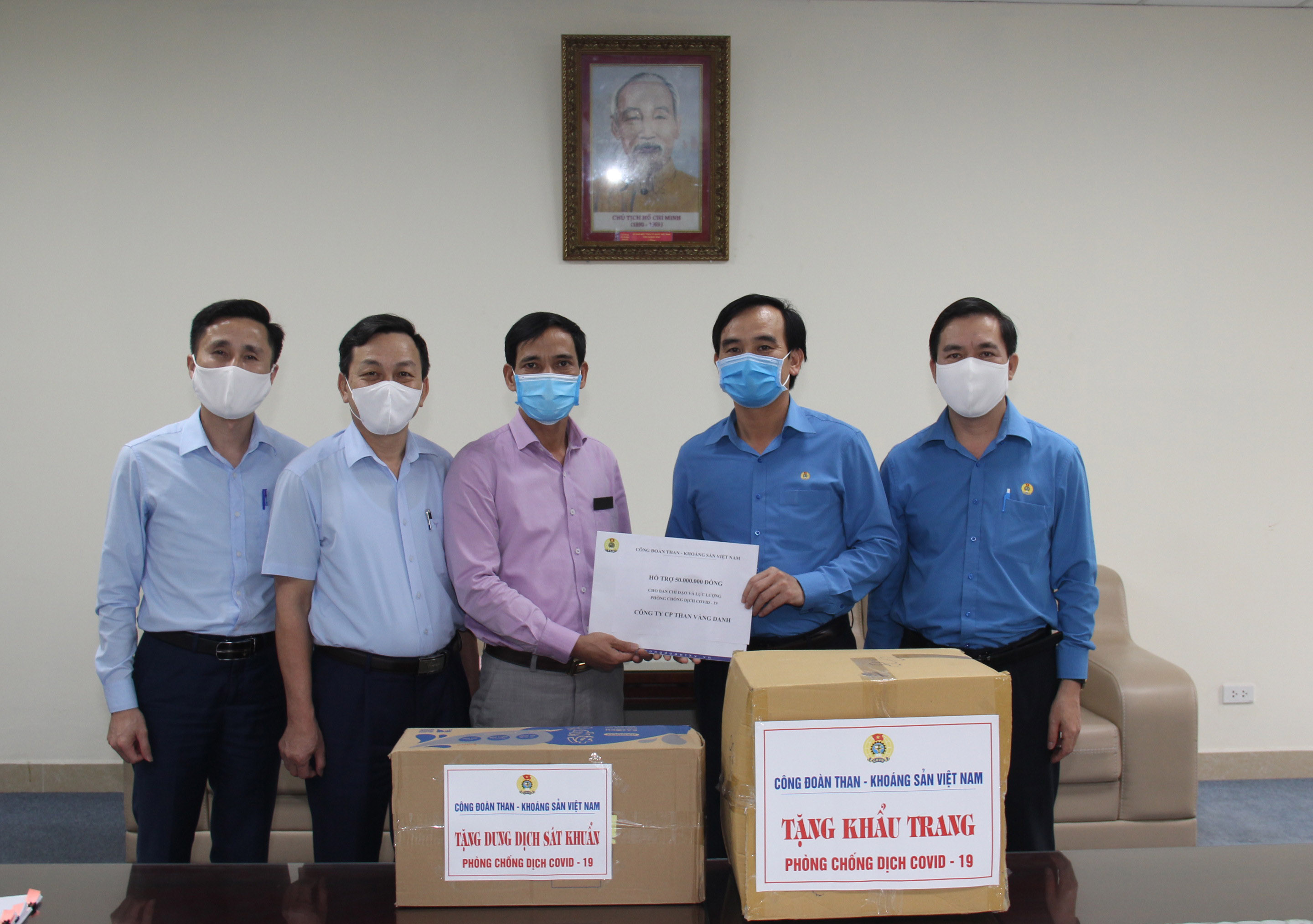 Công đoàn TKV trao hỗ trợ khẩu trang và dung dịch sát khuẩn cho Công ty CP than Vàng Danh.