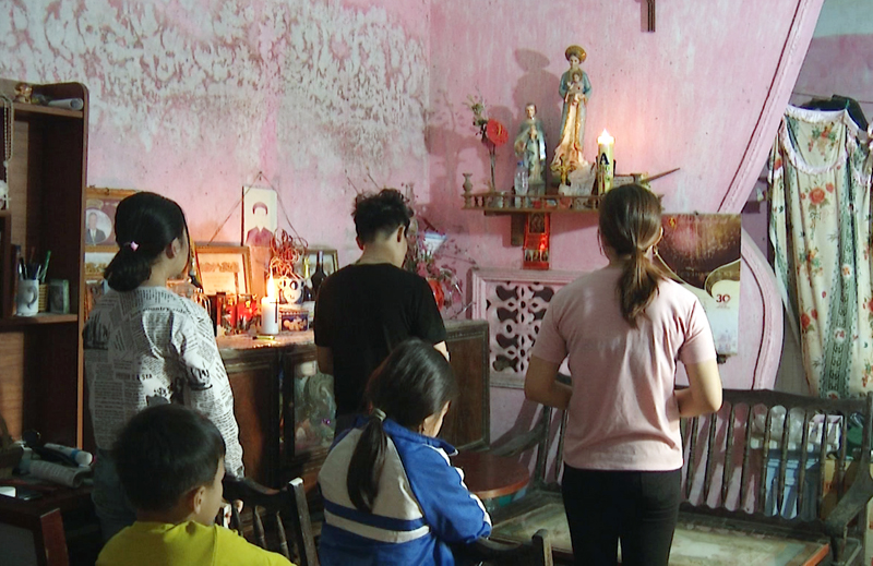  Giáo dân Sứ đạo Yên Trì (TX Quảng Yên) hành lễ tại nhà để thực hiện cách ly tại giai theo quy định. 