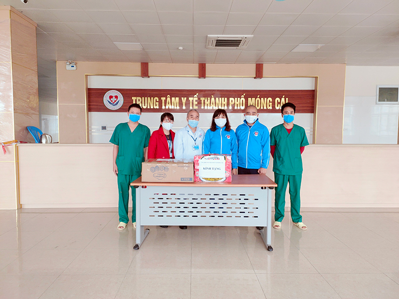 CLB Thiện nguyện Nhân Ái Móng Cái tặng khẩu trang và nước rửa tay cho Trung tâm Y tế TP Móng Cái.