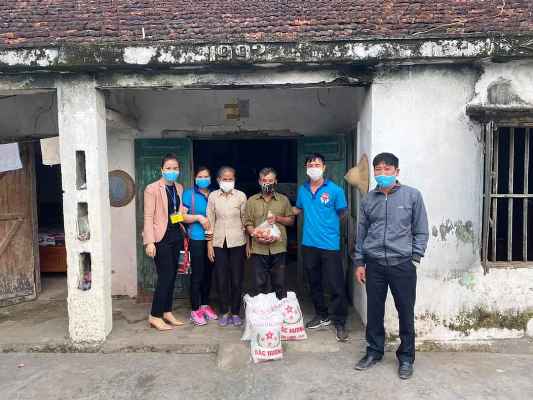 CLB Thiện nguyện Nhân Ái Móng Cái tặng khẩu trang, gạo và trứng gà cho các hộ nghèo trên địa bàn.