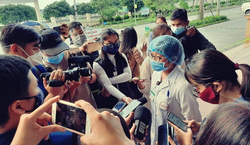 Bác sĩ CKII Đỗ Thị Phương Mai, BV Bệnh nhiệt đới TƯ chia sẻ với phóng viên báo chí.