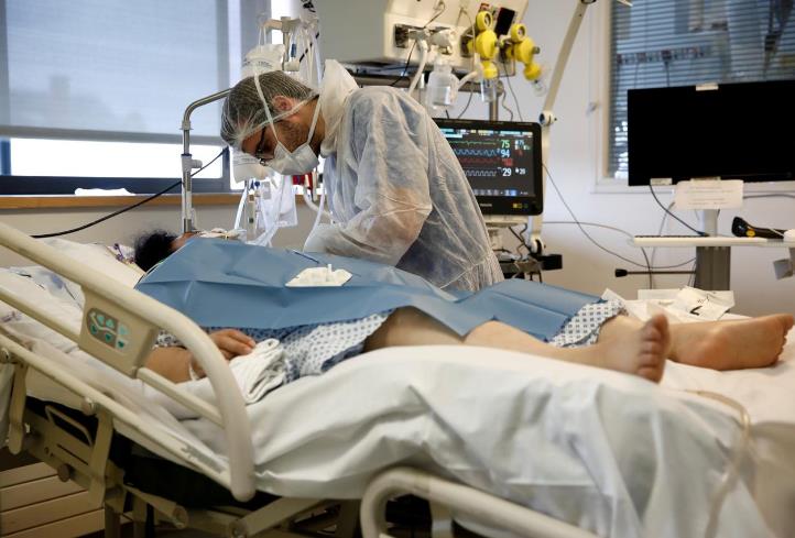 Một bệnh nhân điều trị trong phòng hồi sức tích cực tại bệnh viện ở Pháp. (Ảnh: Reuters)