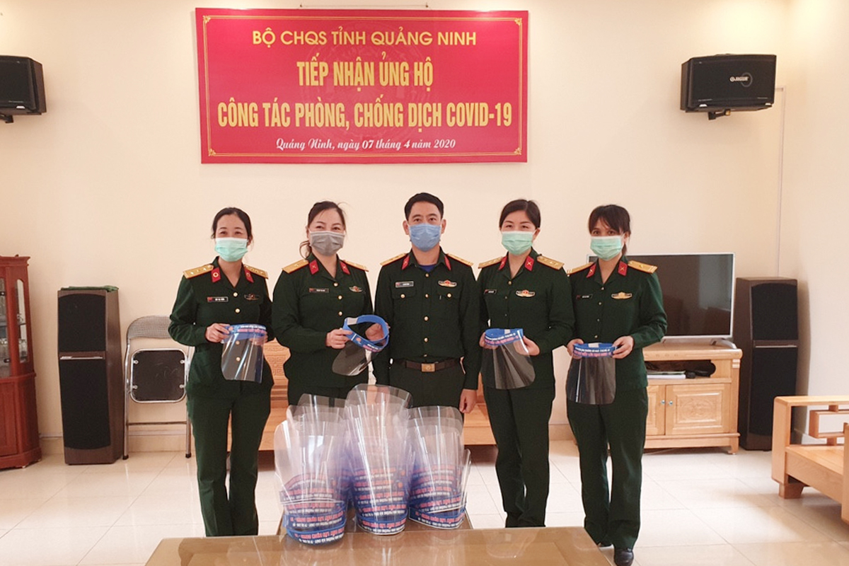 Hội Phụ nữ cơ quan Bộ CHQS tỉnh trao tặng 50 cái mặt nạ chắn giọt bắn cho Trung đoàn 244.