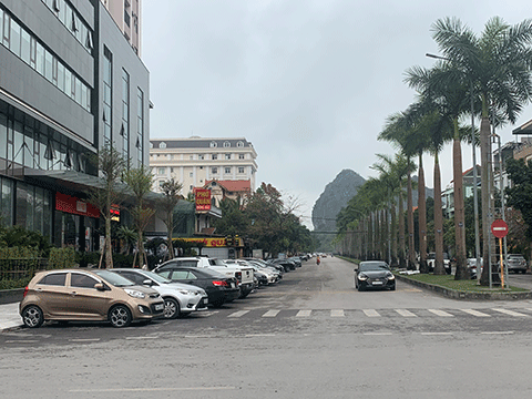 Các phương tiện đỗ quay ngang lấn chiếm lòng đường tại khu vực chung cư Goldland Plaza phường Hồng Hải. Ảnh chụp ngày 4 /4. 