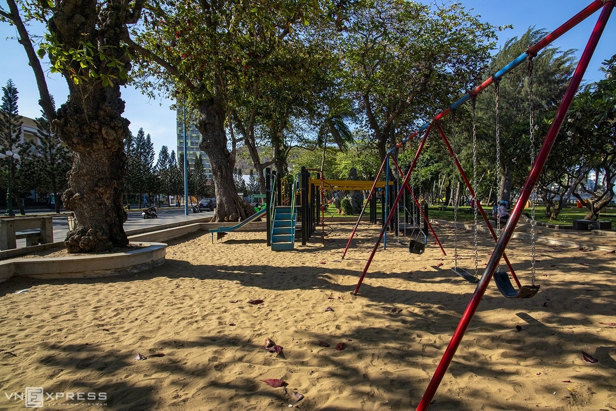 Khu vui chơi trẻ em không người tại công viên Bãi Trước. Công viên này có diện tích hơn 3 hecta, tọa lạc ở vị trí đẹp trên đường Quang Trung với mặt hướng ra biển và lưng tựa vào thành phố.