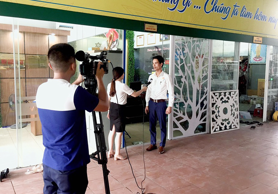 Truyền thông hỗ trợ cho hoạt động khởi nghiệp được tăng cường - (Trong ảnh: Phóng viên Trung tâm Truyền thông tỉnh Quảng Ninh sản xuất tin, bài về hoạt động của các CLB khởi nghiệp trên địa bàn tỉnh.)