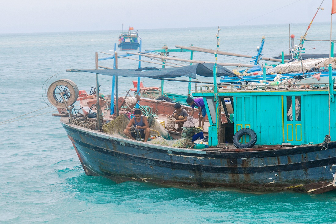 Ngư dân xã Đầm Hà (huyện Đầm Hà) chuẩn bị ngư cụ cho chuyến vươn khơi, khai thác thủy sản.