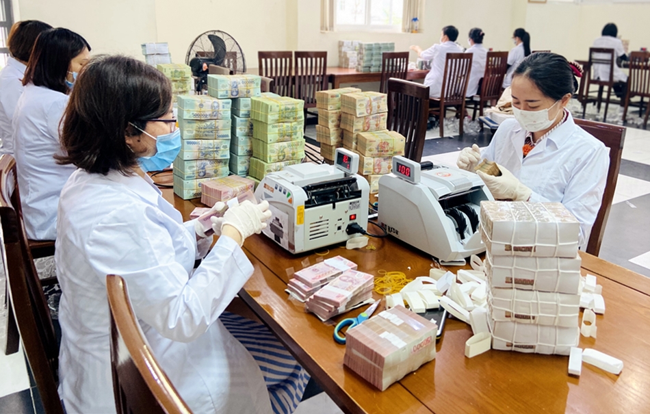 Công tác kiểm đếm tiền tại NHNN Chi nhánh Quảng Ninh. Toàn bộ tiền mặt cung cấp cho các tổ chức tín dụng đều sẽ được khử khiaanr và cách ly đủ 14 ngày.