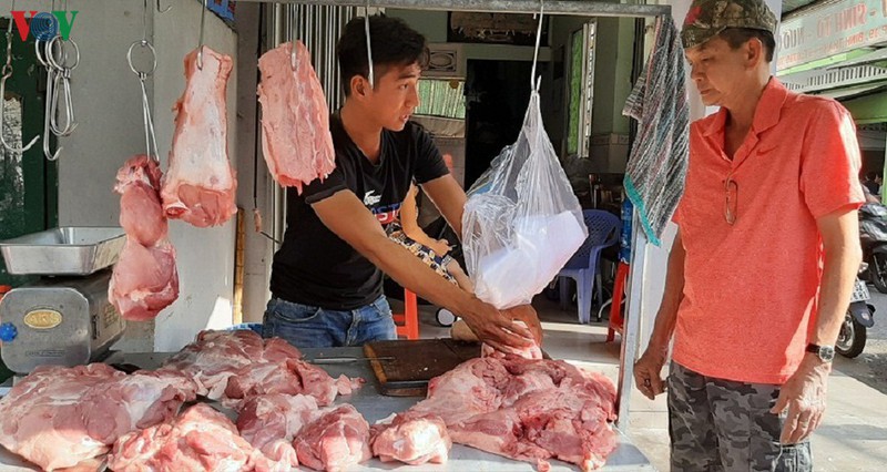 Giá thịt lợn hơi đã giảm xuống 70.000 đồng/kg, nhưng giá thịt tại chợ và siêu thị vẫn ở mức cao.