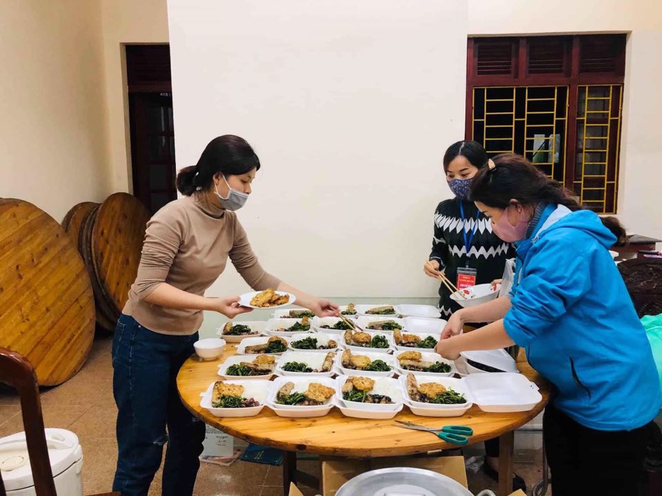 Đoàn Thanh niên và Hội Liên hiệp phụ nữ Thị trấn đang chuẩn bị các xuất cơm của chương trình “Bữa tối yêu thương”