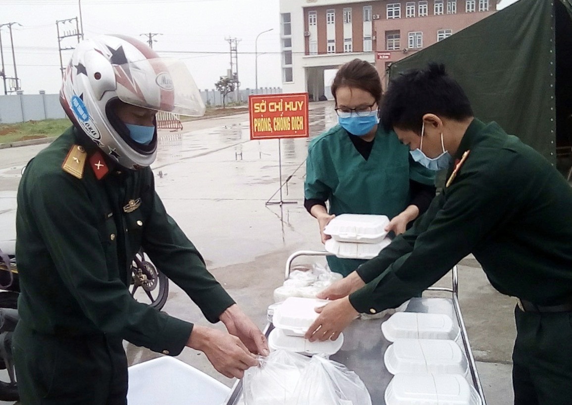 Ban CHQS TX Đông Triều phân công lực lượng đảm bảo các bữa ăn cho cán bộ chiến sĩ và các trường hợp đang thực hiện cách ly tại Sở 