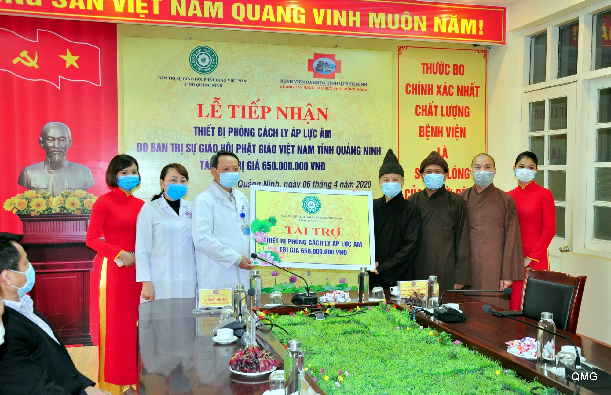 Giáo hội Phật giáo Việt Nam tỉnh Quảng Ninh trao tặng 650 triệu đồng hỗ trợ Bệnh viện Đa khoa tỉnh mua thiết bị y tế. Ảnh: Minh Hà