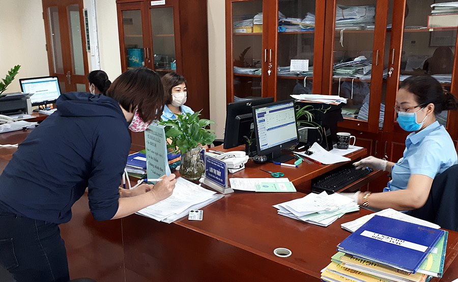 Người dân đến giải quyết thủ tục liên quan chính sách BHXH tại Trung tâm Phục vụ HCC TP Hạ Long.